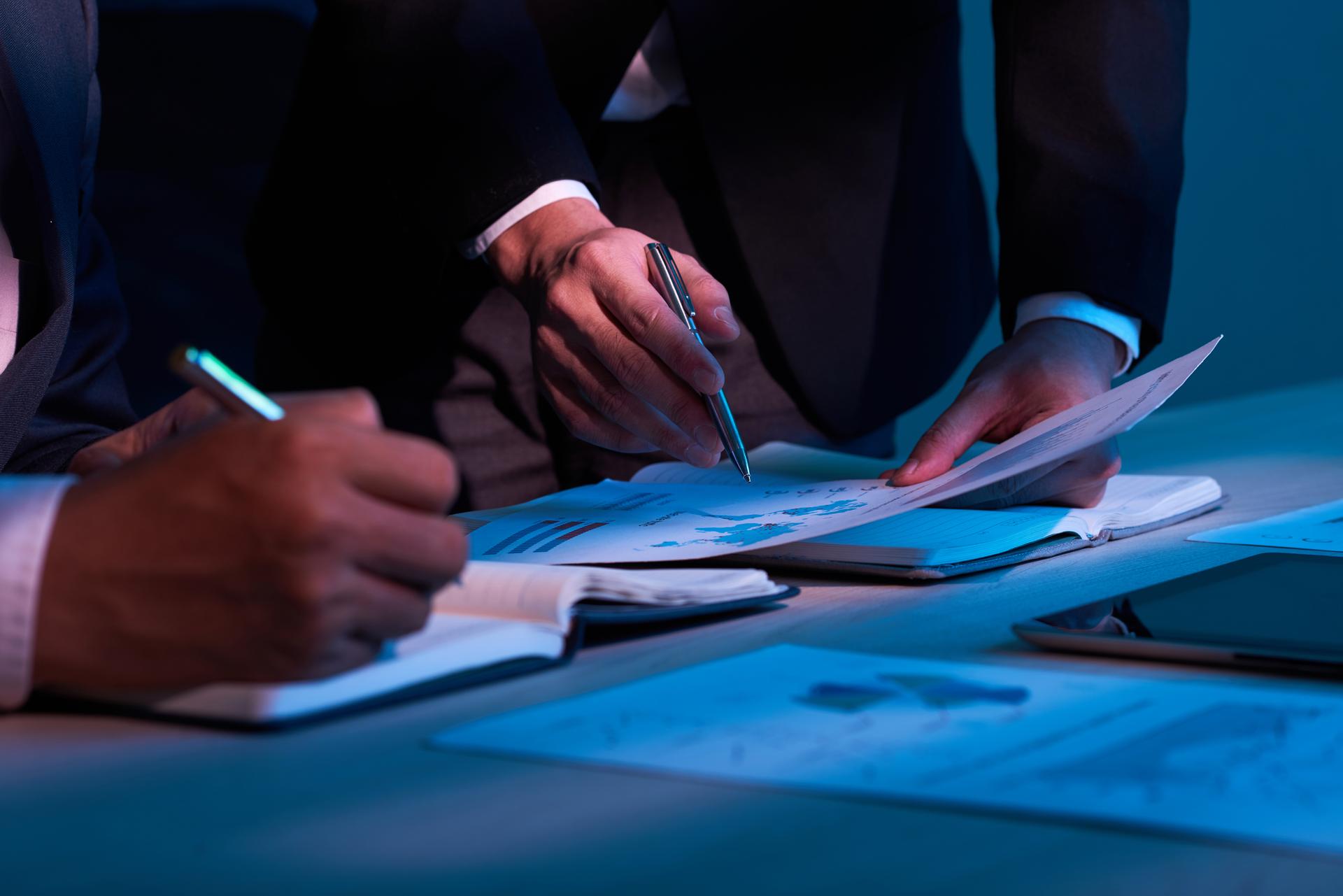 Agile vs. Waterfall: How Business Analysts Adapt Their Approach image